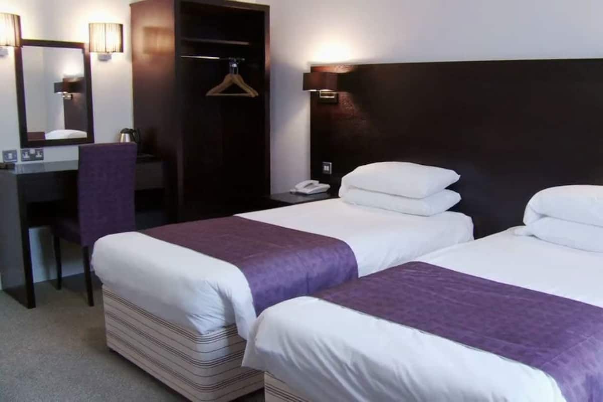 Twin Room | Desk, blackout drapes, iron/ironing board, WiFi (free)