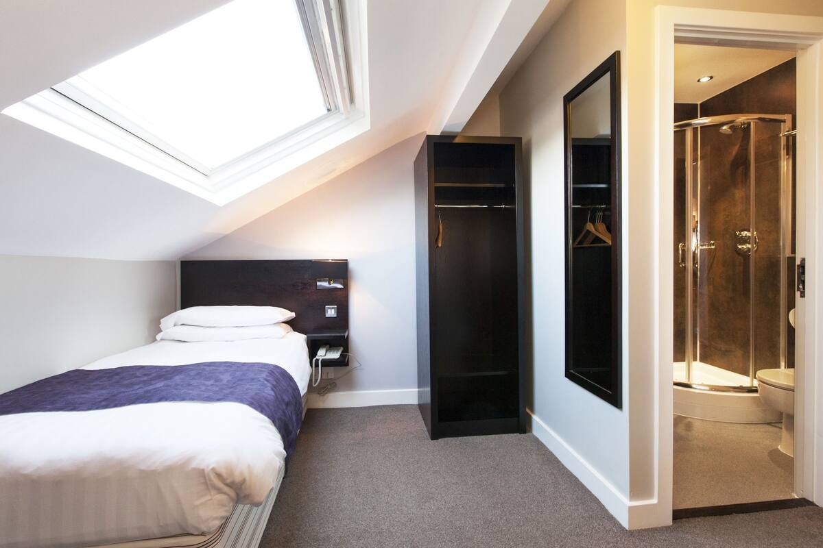 Single Room | Desk, blackout drapes, iron/ironing board, WiFi (free)