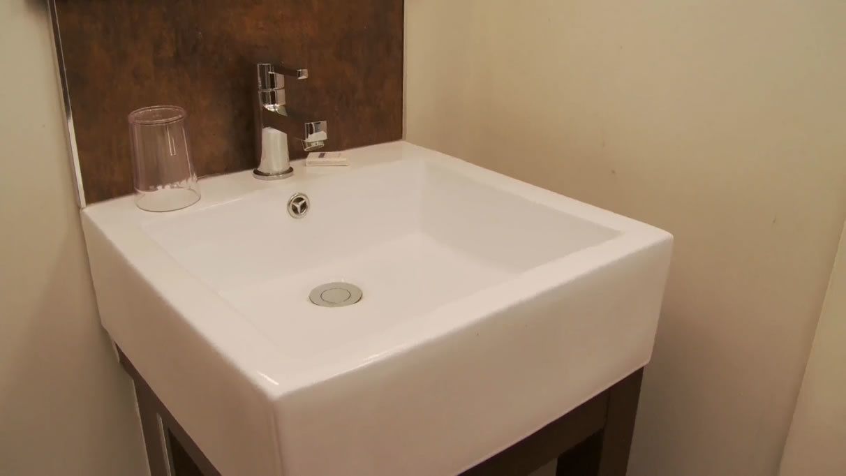 combined shower/bathtub, towels