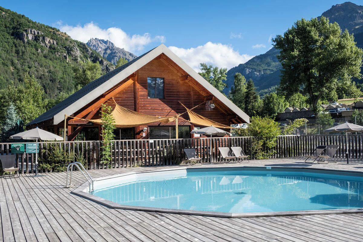 Sesongbasert utendørsbasseng, bassengparasoller og solsenger