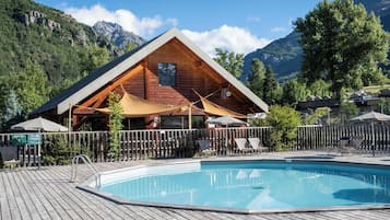 Piscine extérieure (ouverte en saison), parasols de plage