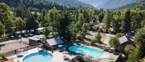 Piscine extérieure (ouverte en saison), parasols de plage