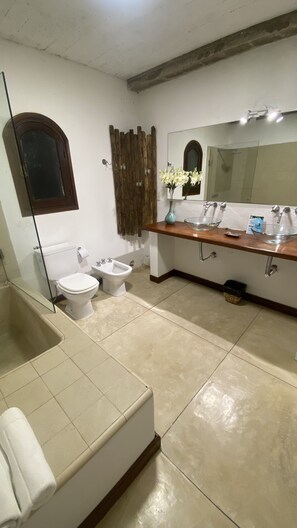 Comfort Suite, 2 Bedrooms, Garden View | Bathroom | Shower, rainfall showerhead, free toiletries, hair dryer - Hotel Chacra Bereshit (Manatiales)