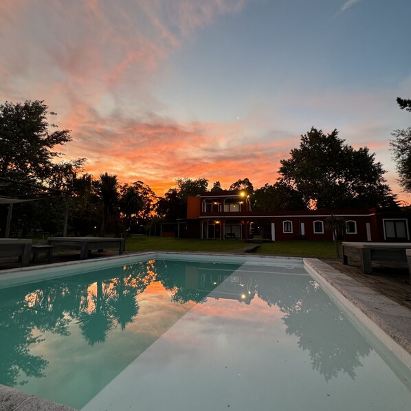 Outdoor pool, pool umbrellas, sun loungers - Hotel Chacra Bereshit (Manatiales)