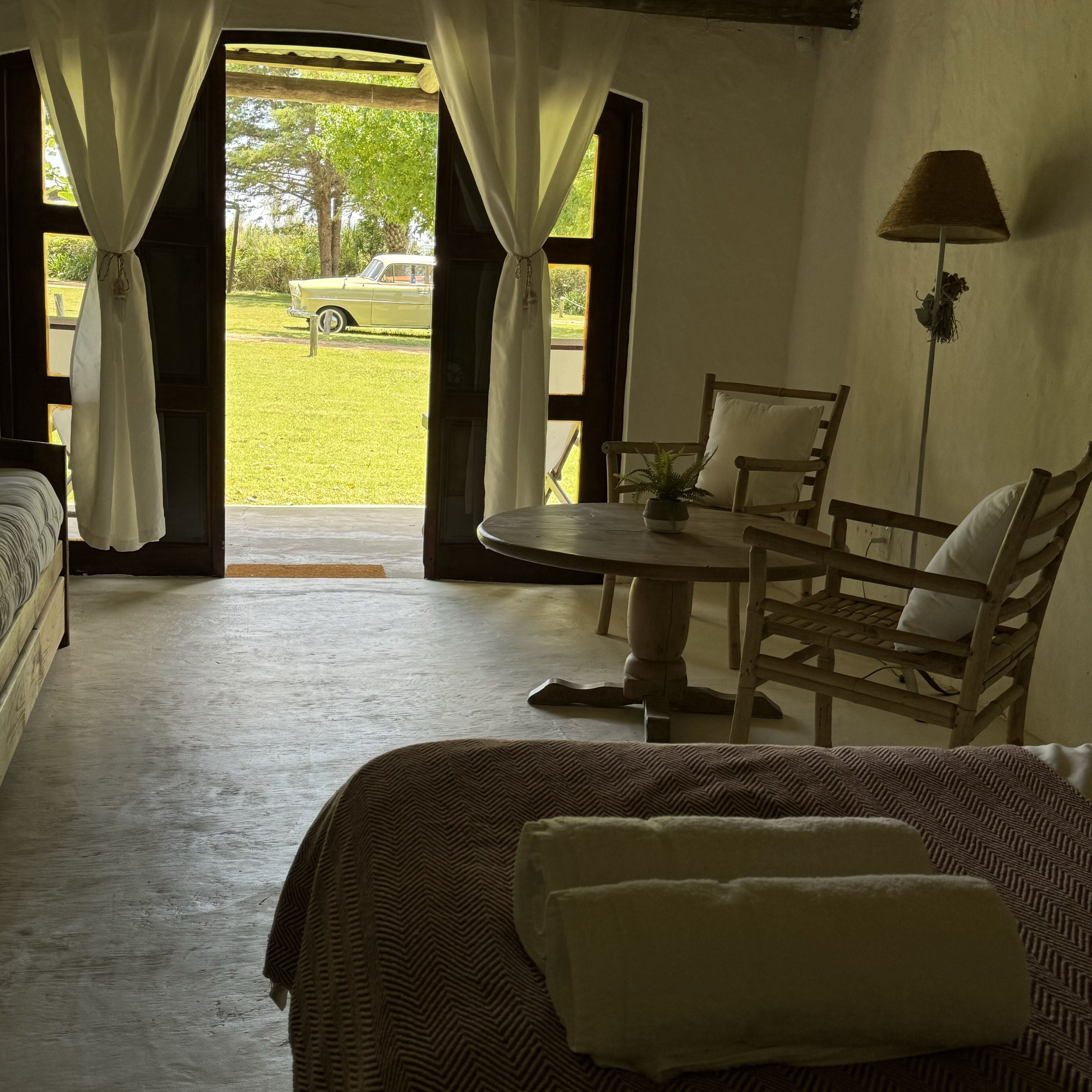 Habitación, 1 cama matrimonial, vista al jardín | Cortinas blackout, tabla de planchar con plancha y ropa de cama 