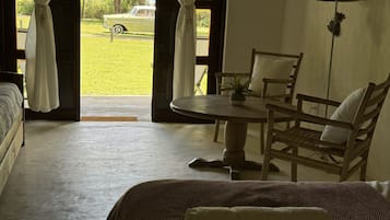 Cortinas blackout, tabla de planchar con plancha y ropa de cama