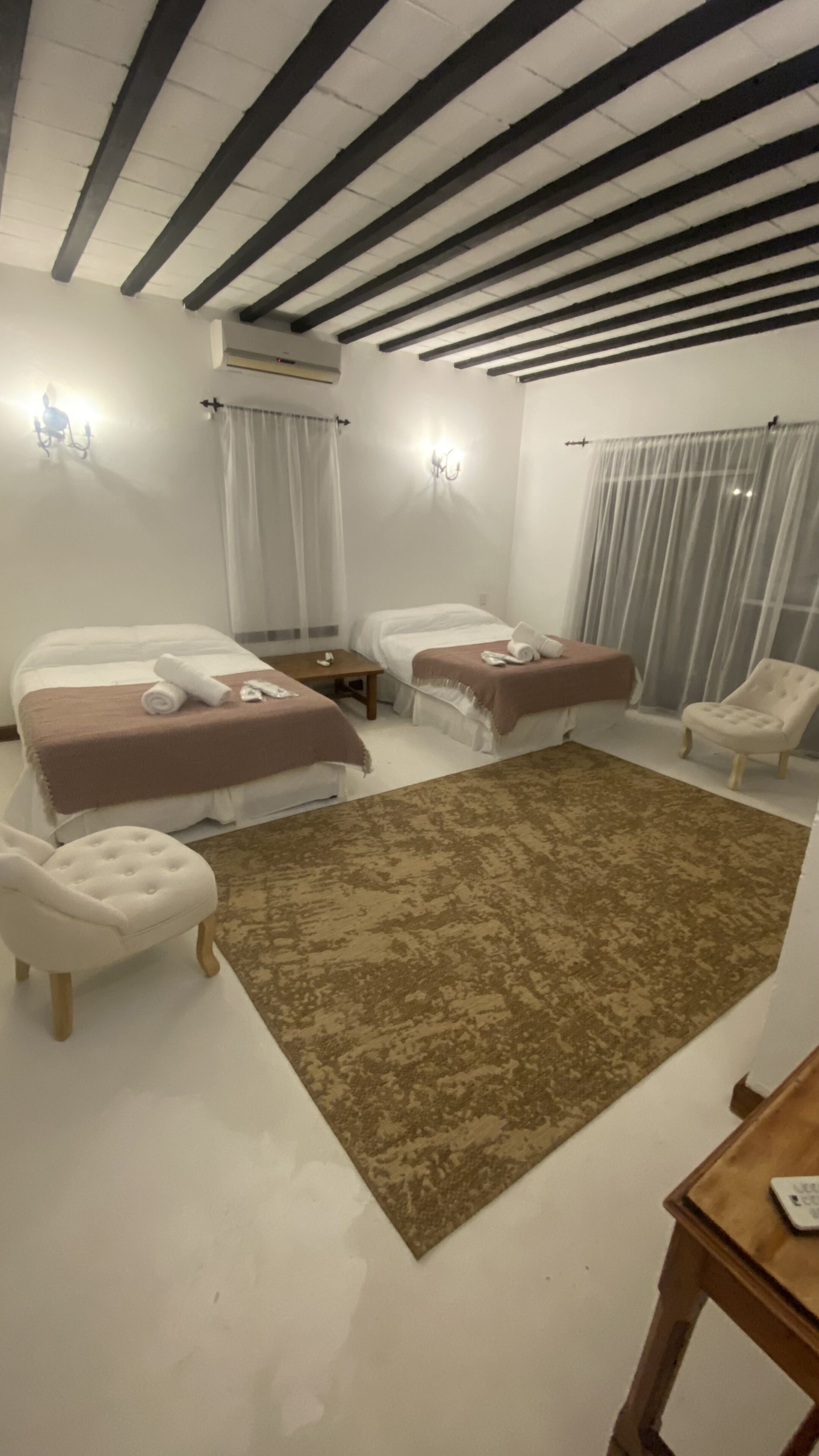 Suite Confort, 2 habitaciones, vista al jardín | Cortinas blackout, tabla de planchar con plancha y ropa de cama 