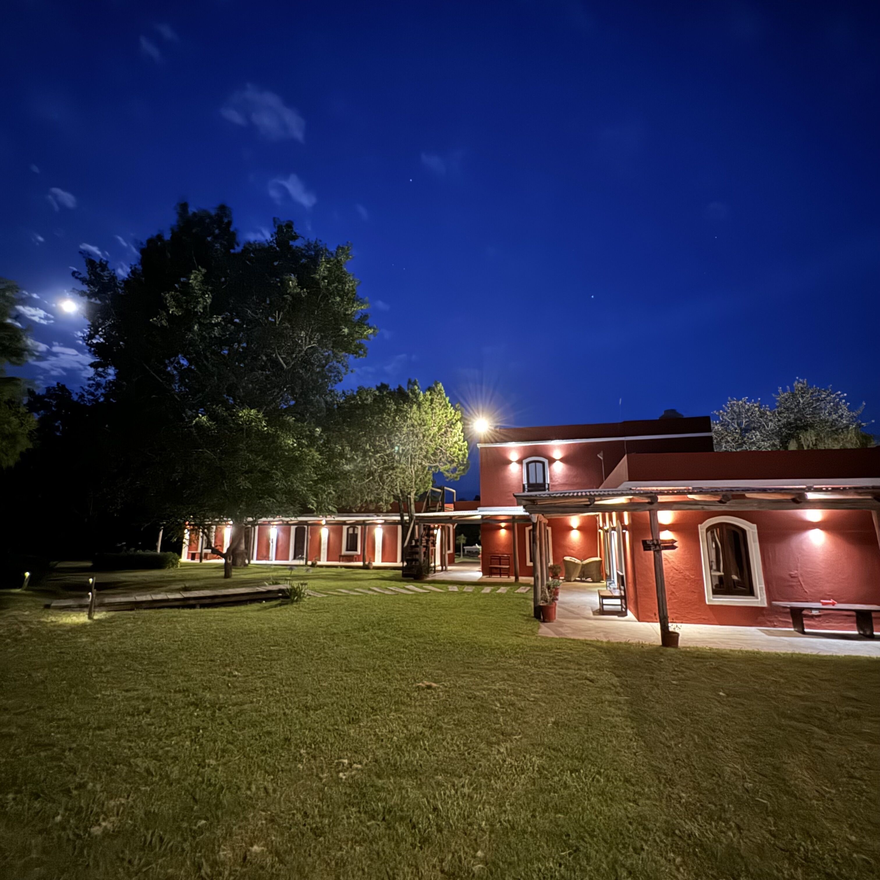 Overnatningsstedets facade – aften/nat