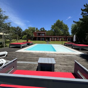 Outdoor pool, pool umbrellas, sun loungers - Hotel Chacra Bereshit (Manatiales)