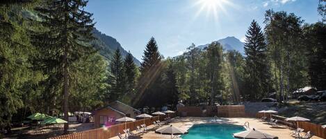 季節限定屋外プール、プール パラソル、サンラウンジャー