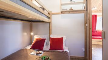 Chalet, 2 kamar tidur | 2 kamar tidur, tempat tidur bayi (biaya tambahan), dan seprai linen