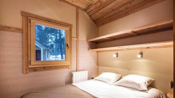 Chalet, 2 kamar tidur | 2 kamar tidur, tempat tidur bayi (biaya tambahan), dan seprai linen