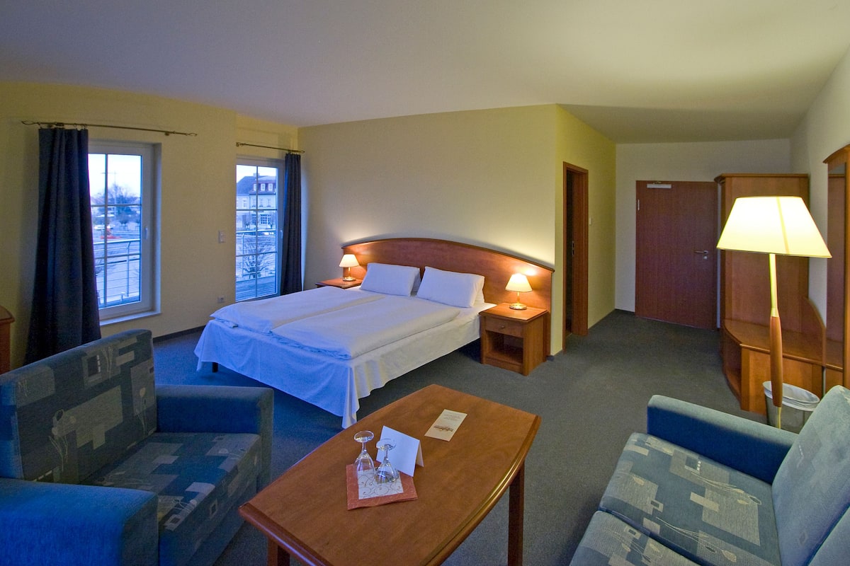 Minibar, desk, soundproofing, iron/ironing board