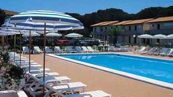 Piscine extérieure (ouverte en saison), parasols de plage