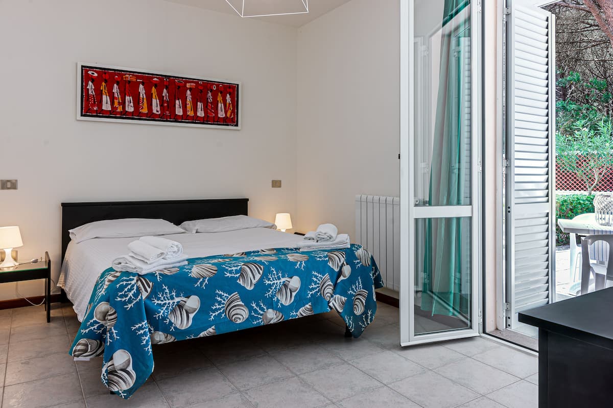Comfort Suite | 1 bedroom, in-room safe, free WiFi, bed sheets