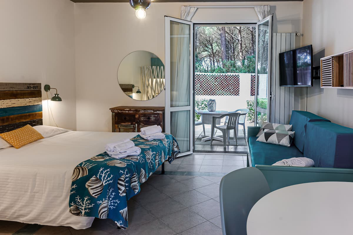 Classic Studio Suite | 1 bedroom, in-room safe, free WiFi, bed sheets