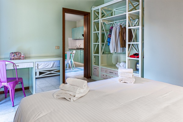 Deluxe Suite | In-room safe, WiFi (free), bed sheets