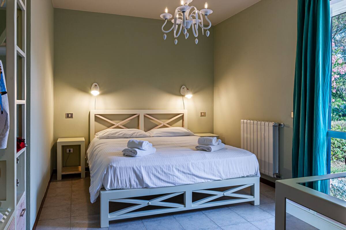 Deluxe Suite | In-room safe, WiFi (free), bed sheets