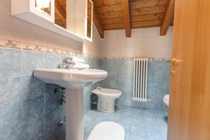 Apartamento, 1 habitación, no fumadores | Baño | Ducha y cabezal de ducha tipo lluvia