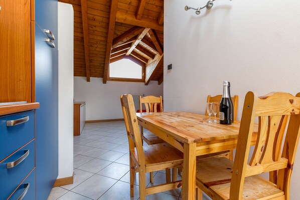 Apartment, 1 Schlafzimmer, Nichtraucher | Essbereich im Zimmer