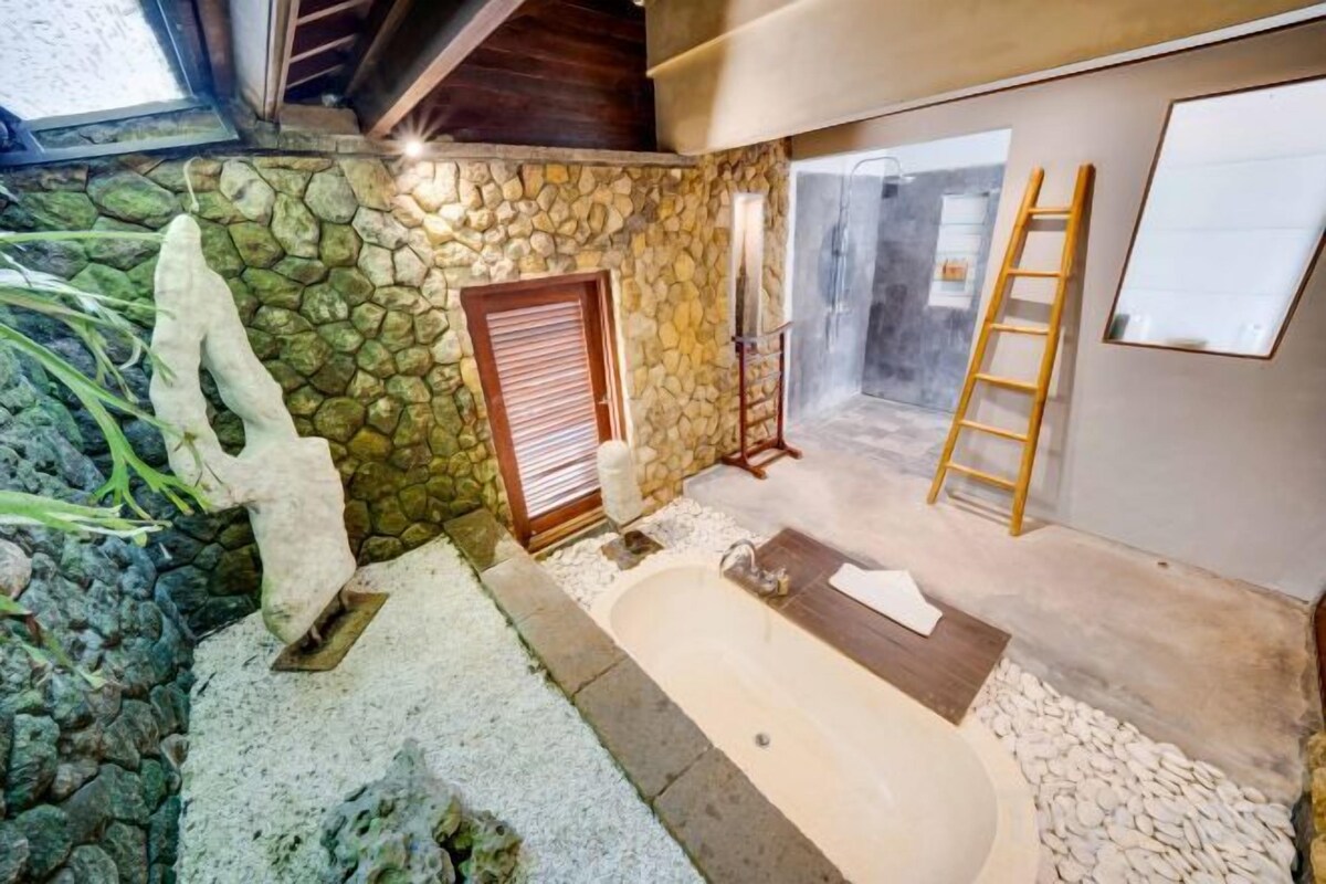Kamar mandi | Perlengkapan mandi gratis, pengering rambut, jubah mandi, dan sandal