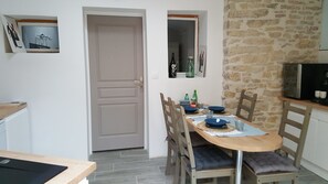 Fridge, microwave, oven, stovetop - Chambres la Cadole de Chardonnay (Chardonnay)