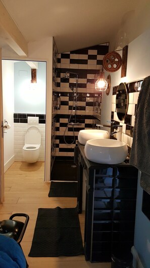 Habitación doble (Viré-Clessé) | Baño | Regadera, regadera tipo lluvia, amenidades de baño gratuitas 