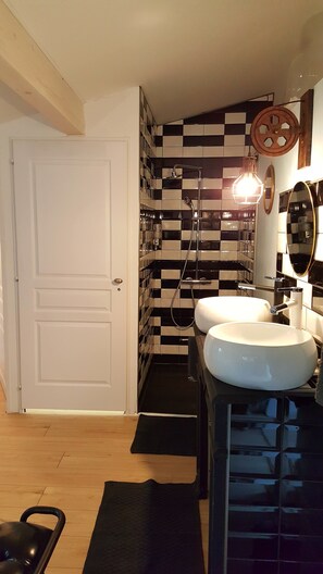 Habitación doble (Viré-Clessé) | Baño | Regadera, regadera tipo lluvia, amenidades de baño gratuitas 