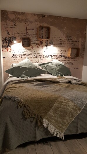 Romantic Room, 2 Bedrooms (Givry) | Premium bedding, individually decorated, individually furnished - Chambres la Cadole de Chardonnay (Chardonnay)