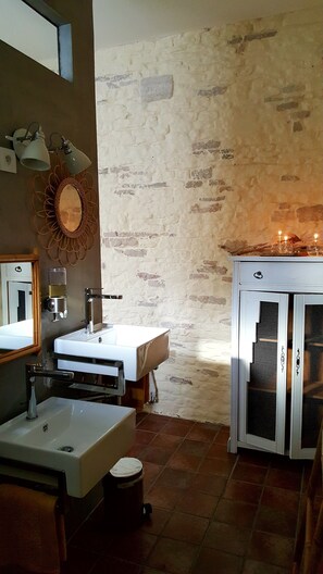 Chambre Double (Montagny) | Salle de bain | Douche, douche à « effet pluie », articles de toilette gratuits