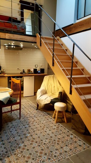 Fridge, microwave, oven, stovetop - Chambres la Cadole de Chardonnay (Chardonnay)