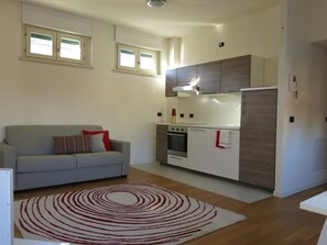 Estudio | Cocina básica privada | Frigorífico, horno, placa de cocina y máquina de café espresso