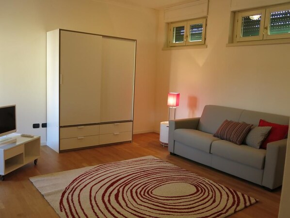 Studio | Living area | Flat-screen TV - Appartamento Renzo (Lecco)