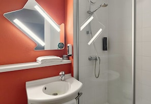 Een douche, handdoeken, zeep, shampoo