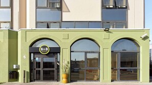 A B&B hotel with a green facade, large windows, and a visible entrance. - B&B HOTEL Paris Vitry-sur-Seine 3 étoiles (Vitry-sur-Seine)
