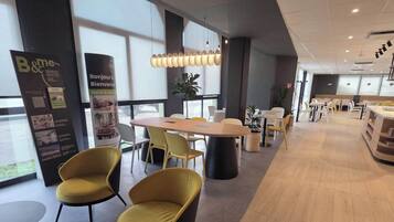 TĂ€gliches FrĂŒhstĂŒcksbuffet gegen GebĂŒhr