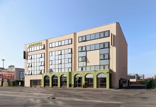 A B&B hotel with a modern facade, large windows, and a green entrance. - B&B HOTEL Paris Vitry-sur-Seine 3 étoiles (Vitry-sur-Seine)