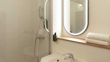Shower, handuk, sabun, dan sampo