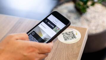 Una scrivania, Wi-Fi gratuito, lenzuola