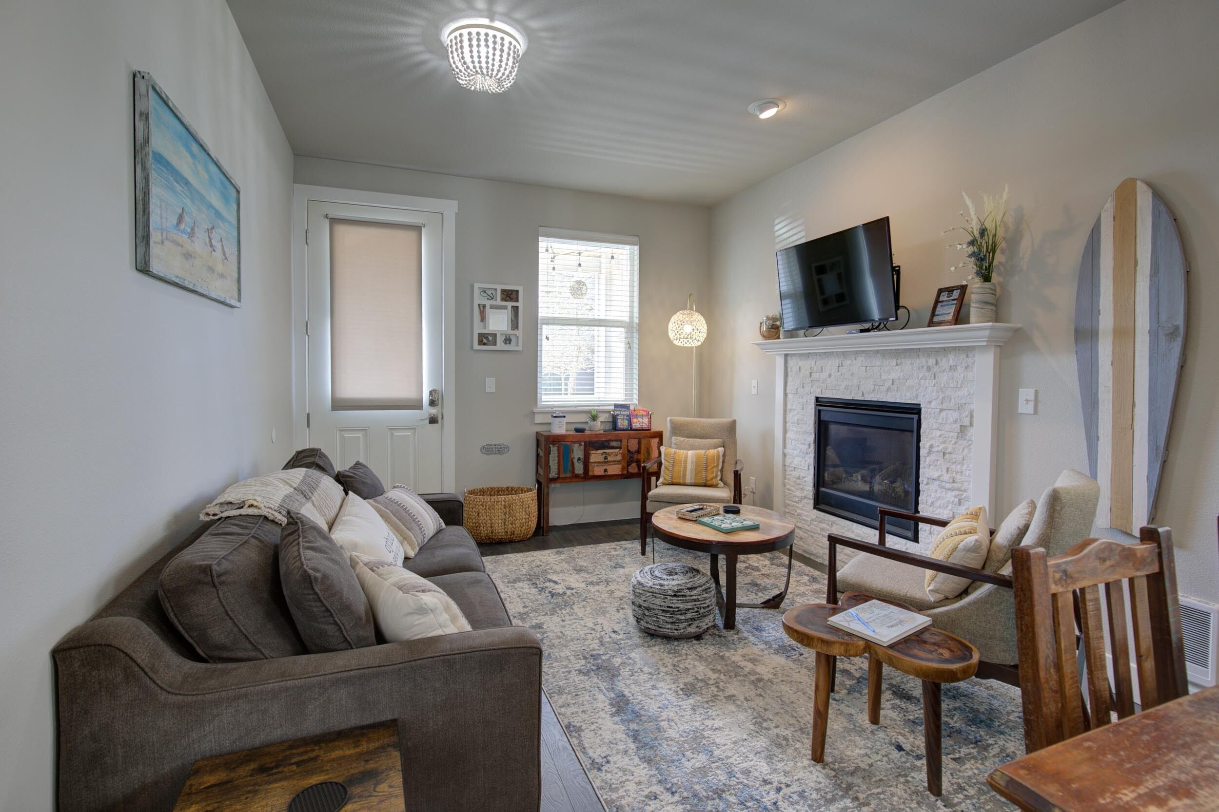 Fernseher, Kamin, DVD-Player