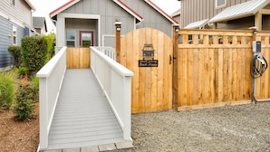 Una valla de madera con un letrero que dice 'Beach House'.