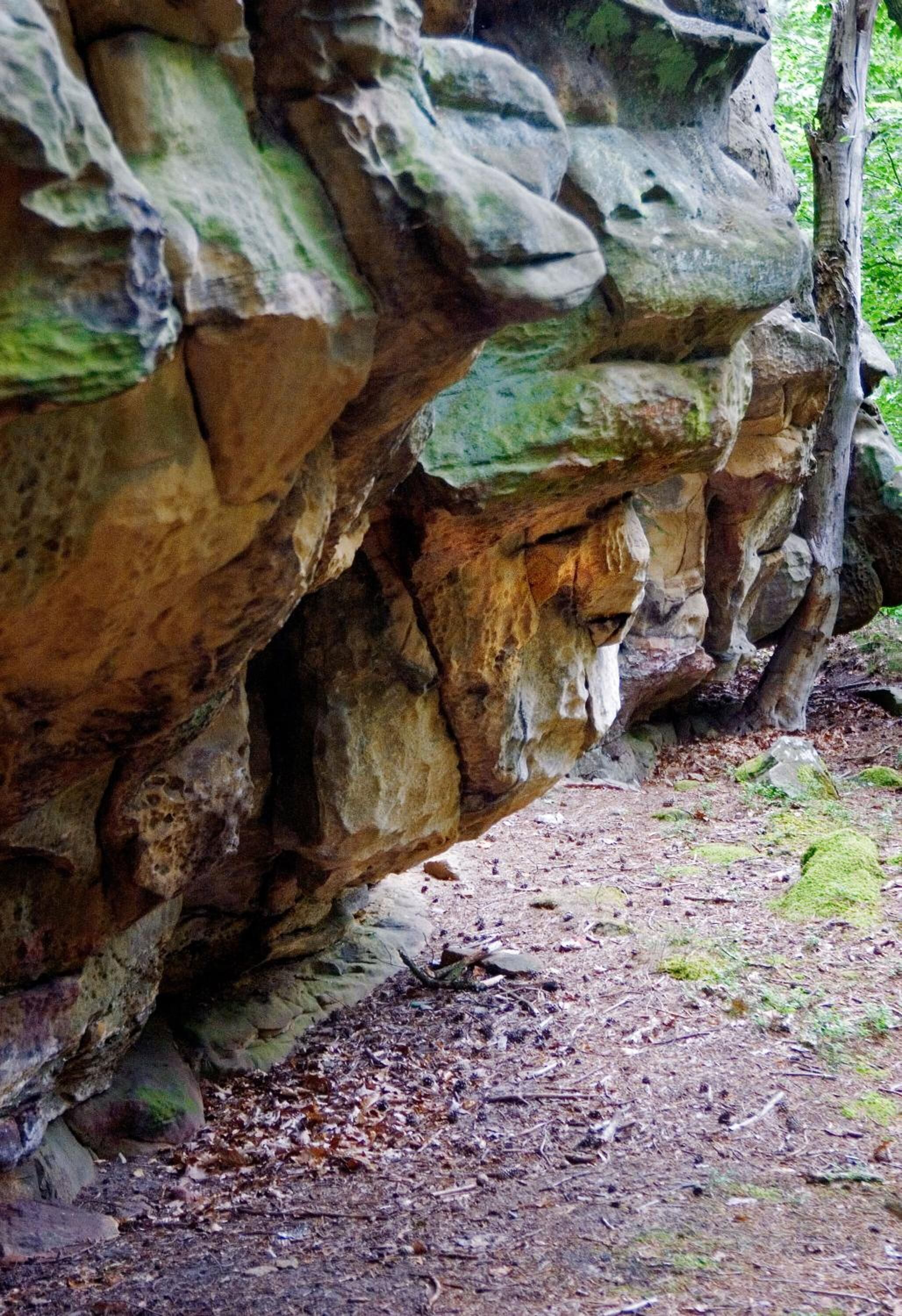 Une formation rocheuse naturelle traversée par un sentier étroit.