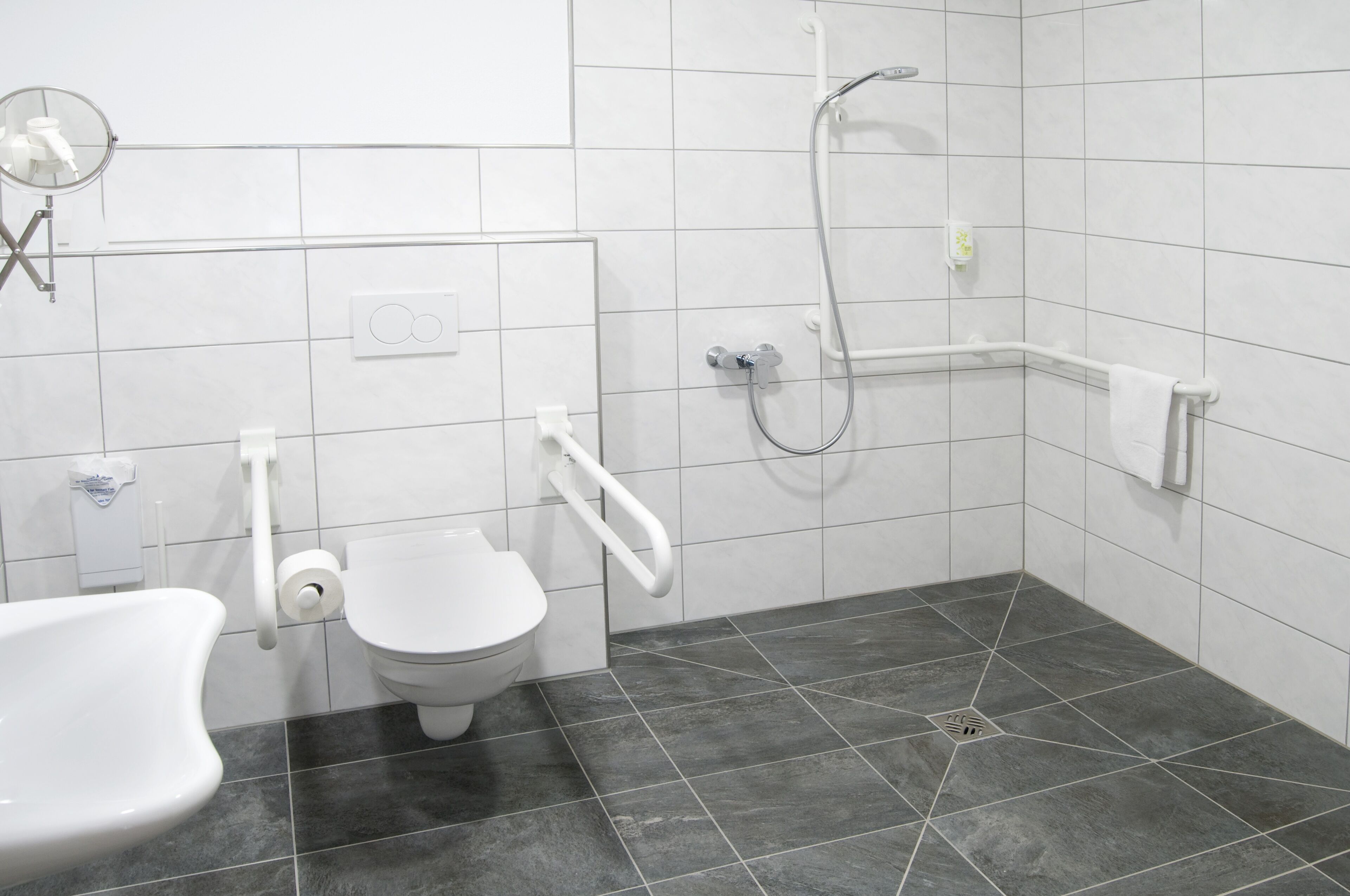 Un baño moderno con inodoro, bidé y ducha.
