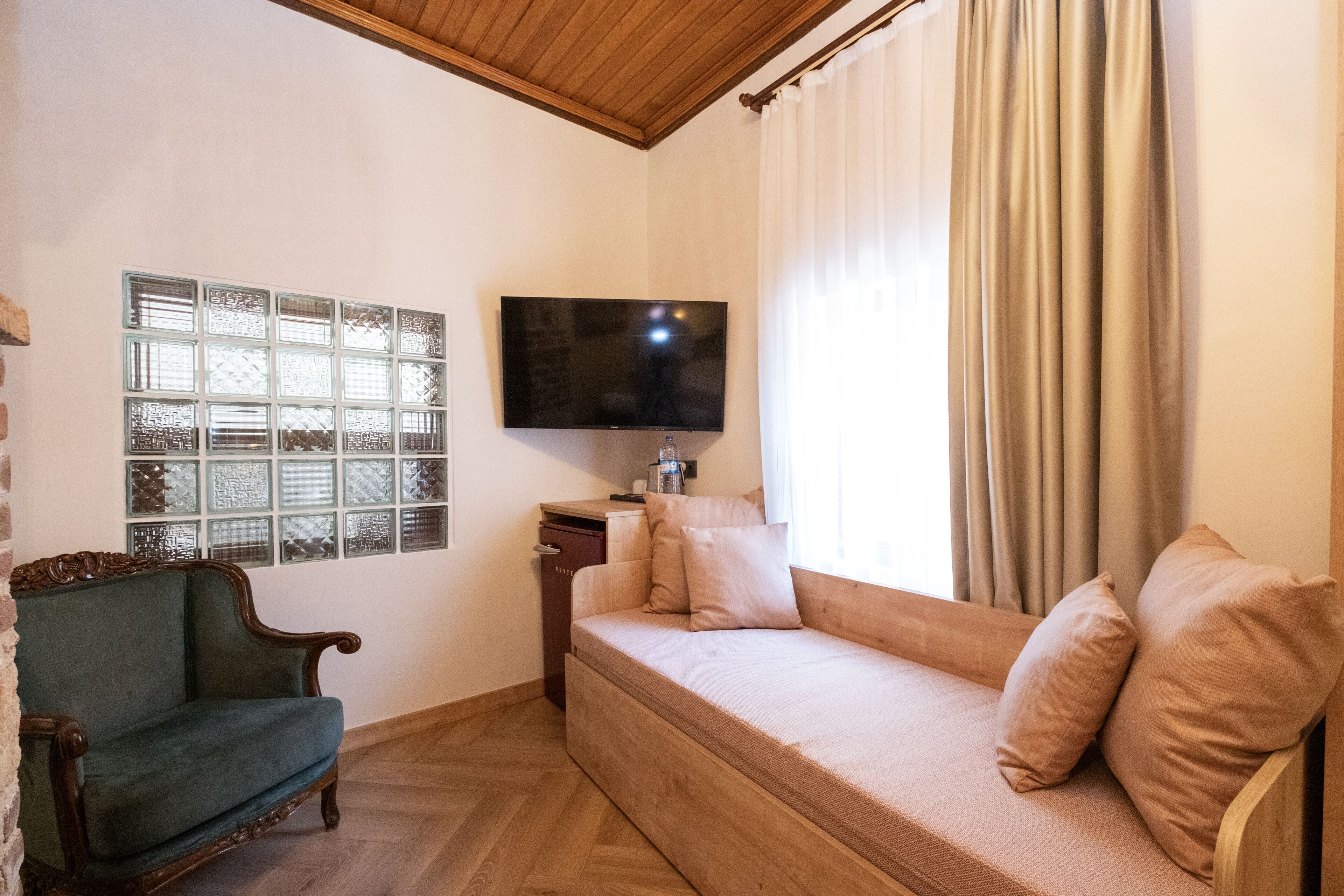 deluxe studio suite, 1 double bed with sofa bed, non smoking, bathtub | 1 bedroom, premium bedding, minibar, in-room safe