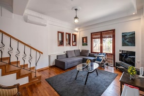 Villa, 2 slaapkamers, uitzicht op tuin, aan tuin | Woonruimte | Een 180-inch smart-tv met digitale zenders, televisie en Netflix