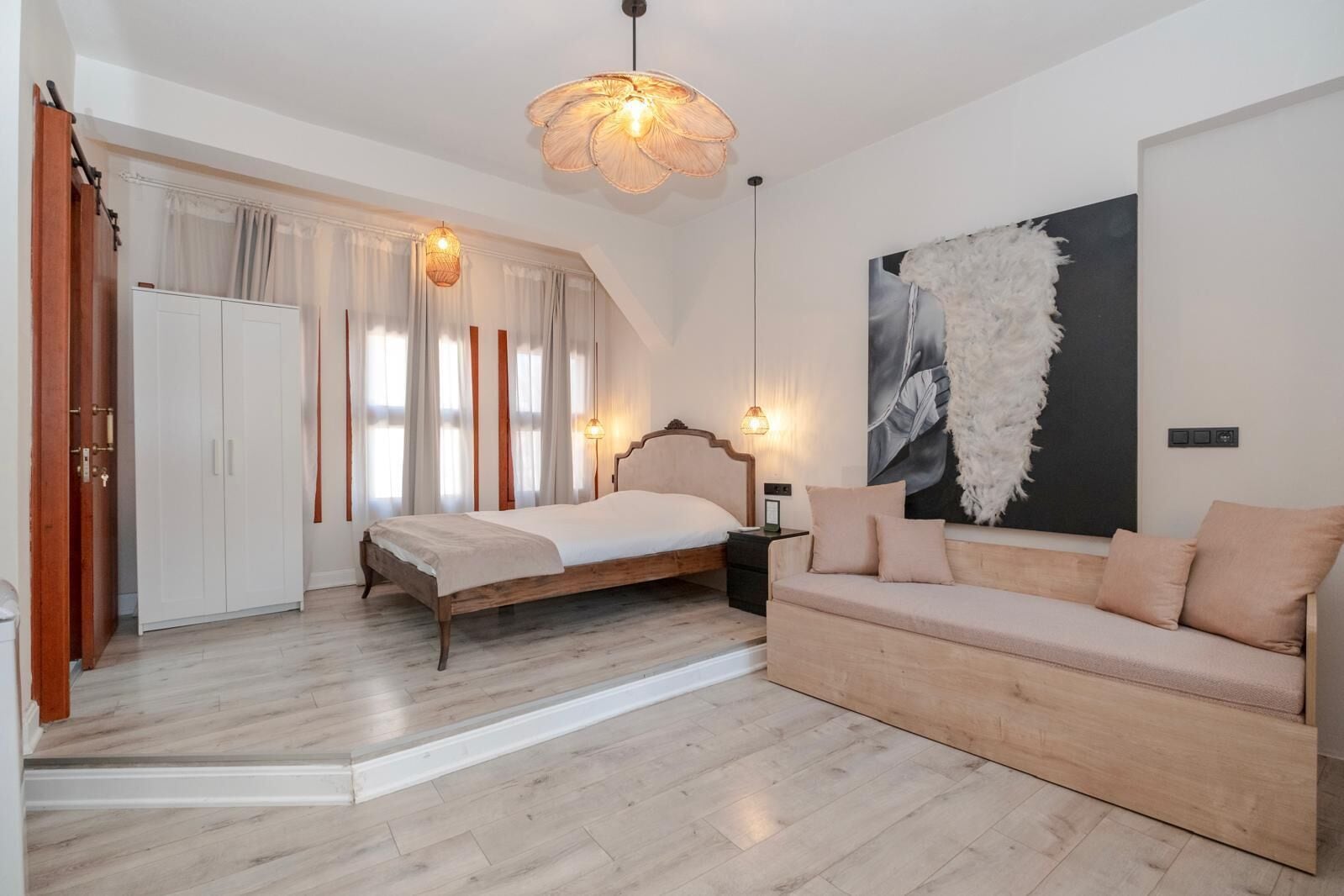 deluxe studio suite, 1 double bed with sofa bed, non smoking, bathtub | 1 bedroom, premium bedding, minibar, in-room safe