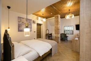 A bedroom with a wooden bed, a brick wall, and a wooden ceiling. - Saye Konak Kaleiçi&Oldtown (Antalya)