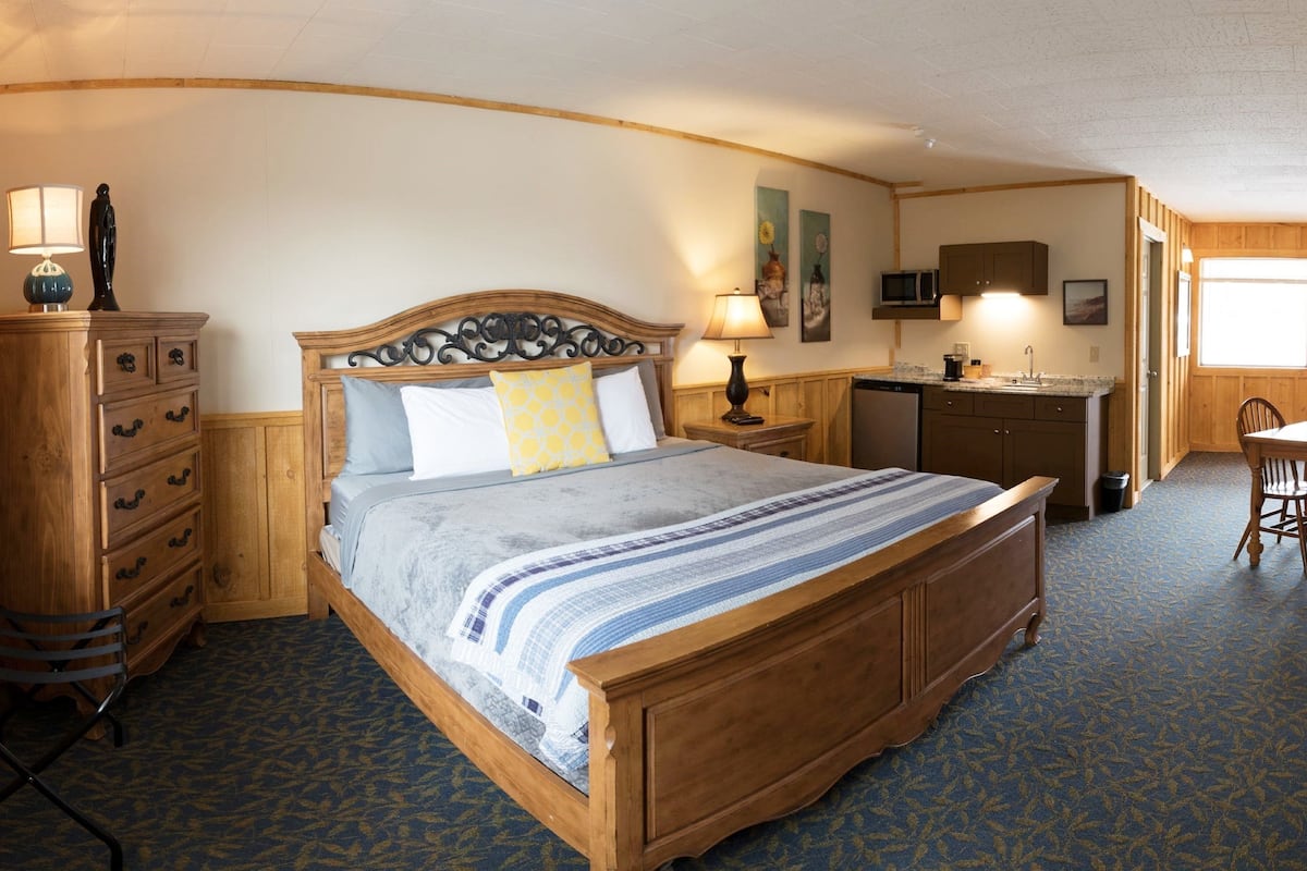 Deluxe kamer, 1 kingsize bed, niet-roken | Individueel gedecoreerd, individueel gemeubileerd, beddengoed