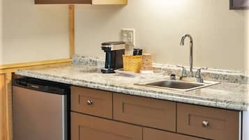 Deluxe Room, 1 King Bed, Non Smoking | Individually decorated, individually furnished, bed sheets