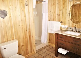 Cabana premium, 1 cama Queen, para não fumantes | Banheiro | Chuveiro, produtos de toalete grátis, secador de cabelo 